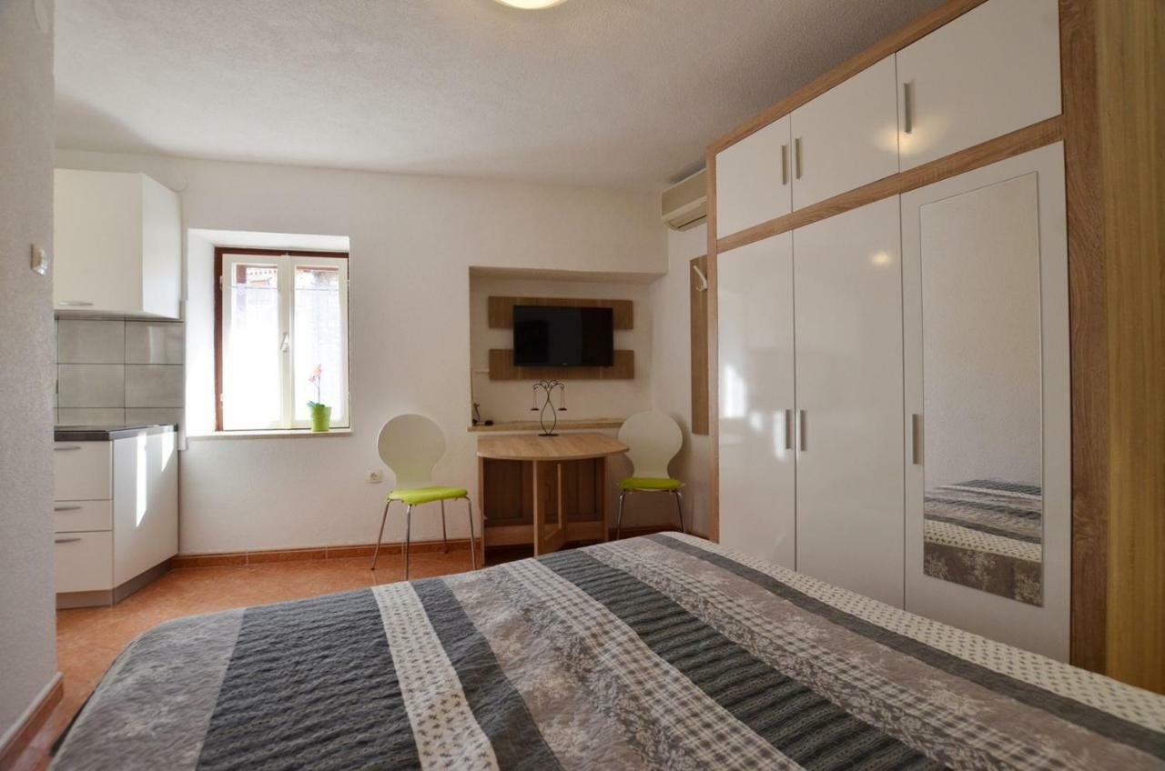 רוביני Yulia Apartments מראה חיצוני תמונה